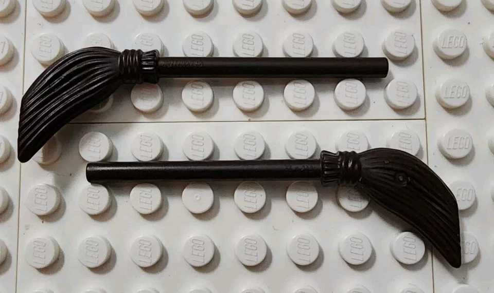 LEGO Minifigura Marrón Oscuro, Escoba Utensilio. CANTIDAD 5. Nº de pieza 4332. Foto 2 de 2