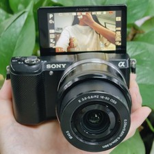 Sony Alpha A5000 Mirrorless Camera w/ 16-50mm lens 20.1MP Tiltable Screen- Black