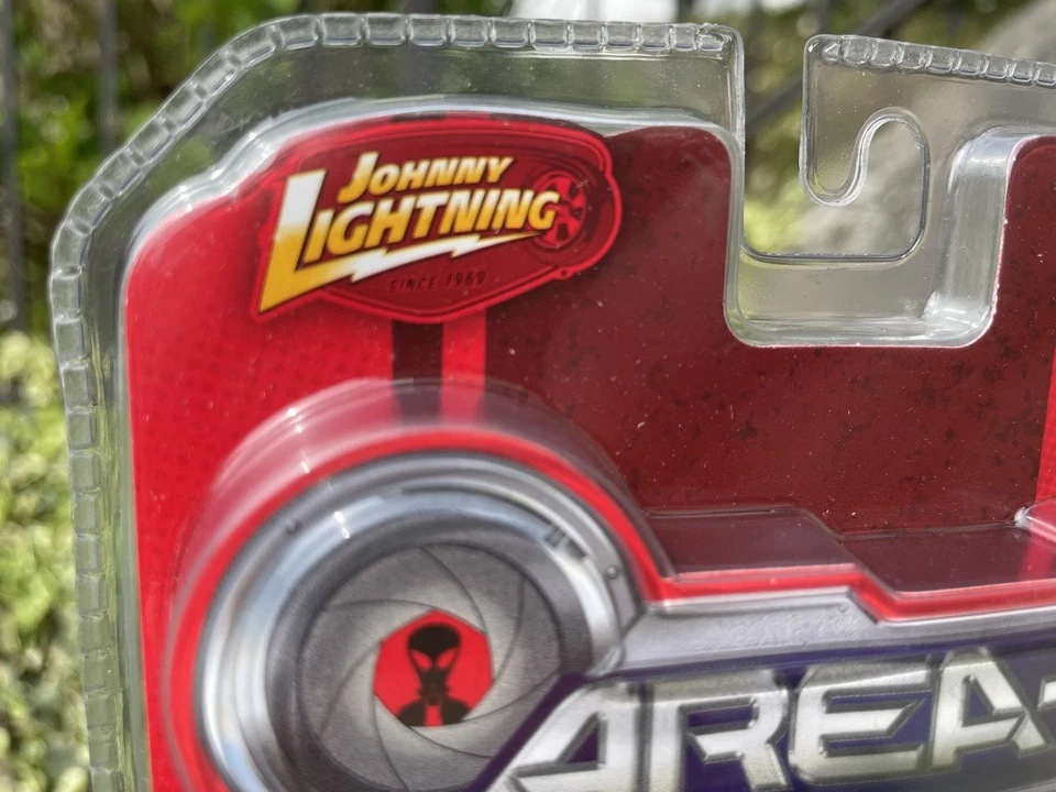 1:64 Johnny Lightning 1977 Ford Van AREA-51 nuovo - Immagine 4 di 4
