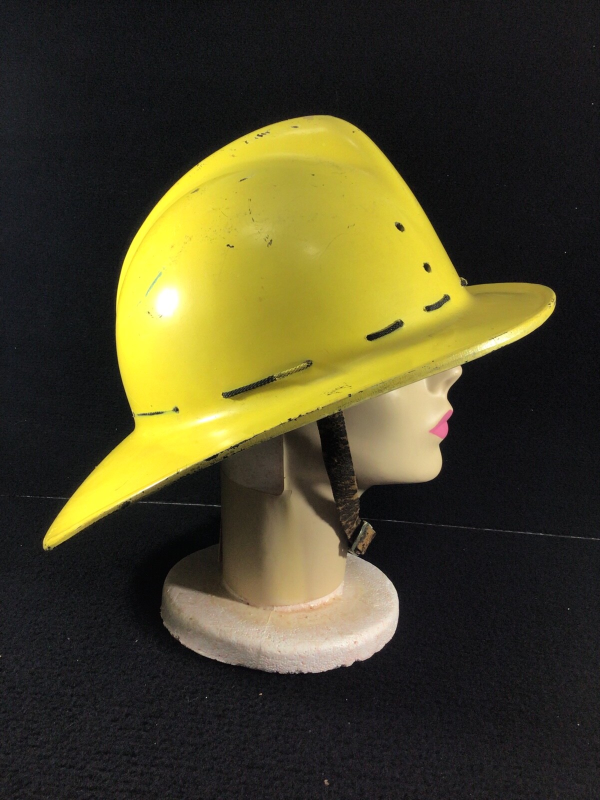 VINTAGE MSA SKULLGARD FIBERGLASS FIREMANS HELMET W/LEATHER CHIN STRAP