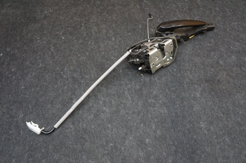 Conjunto de cerradura de pestillo de manija de puerta trasera derecha OEM 51227199840 BMW M3 E90 2010-2011 Foto 3 de 4