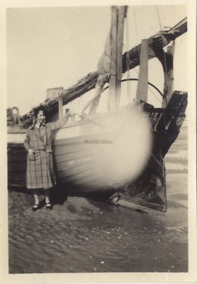 Fotografie Amateur Boot Frau Strand Snapshot PL10L2-11 Vintage