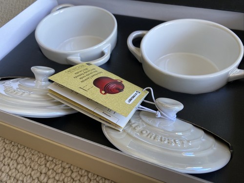 Juego de mini cocota redonda blanca con esencia perla Le Creuset edición limitada 2 4" 8 oz - Imagen 5 de 12