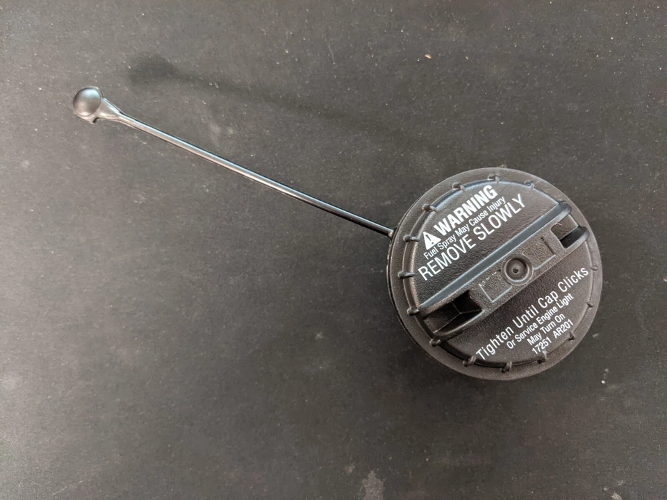 Conjunto de tapa de llenado de tanque de combustible Nissan original OEM para Armada Titan (17251-AR201) Foto 3 de 4