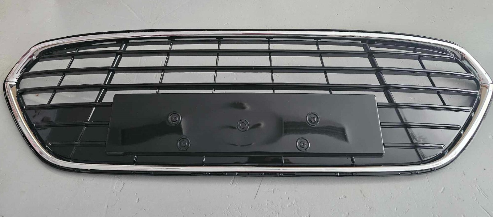 Calandre pour Ford Mondeo MK4 FL chrome élégant idéale pour rafraîchir votre routière