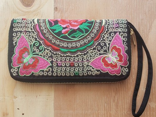 Cartera multicolor bordada mariposa y rosa con cremallera alrededor - Imagen 3 de 8