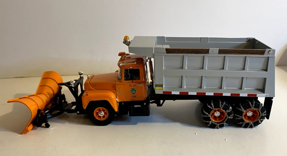 Camión de volteo 1st Gear Pa Penna Turnpike “R” Mack con arado #19-2588 1:34 con caja Foto 2 de 4