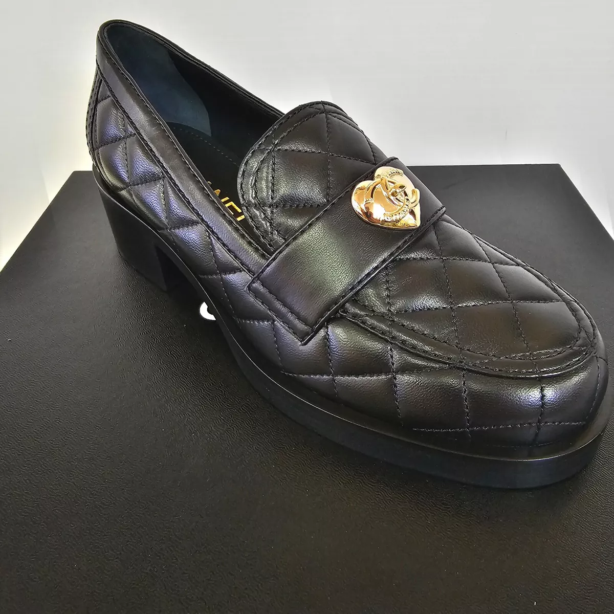 ankomme underskud Anmeldelse Chanel 23S G39697 Black Quilted CC Gold Logo Loafers 37-40 sizes | eBay