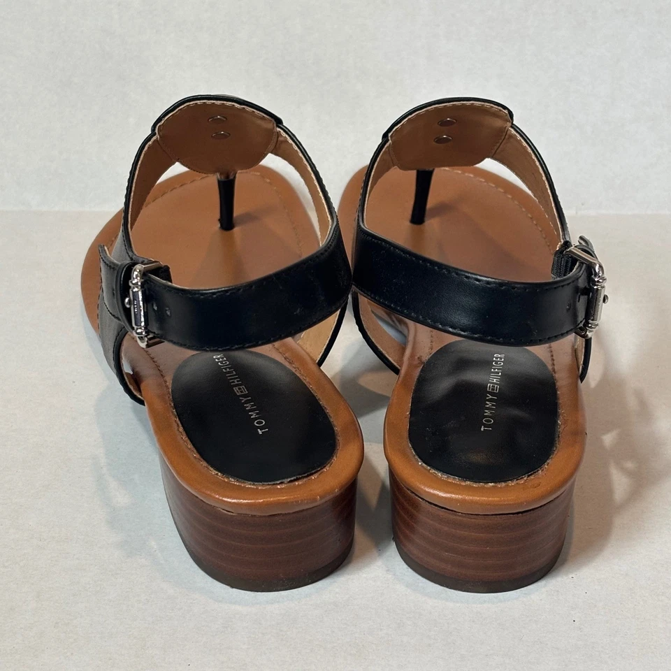 Sandalias para mujer Tommy Hilfiger 8,5 m negras de cuero con logotipo tanga con tirantes planos Foto 4 de 4