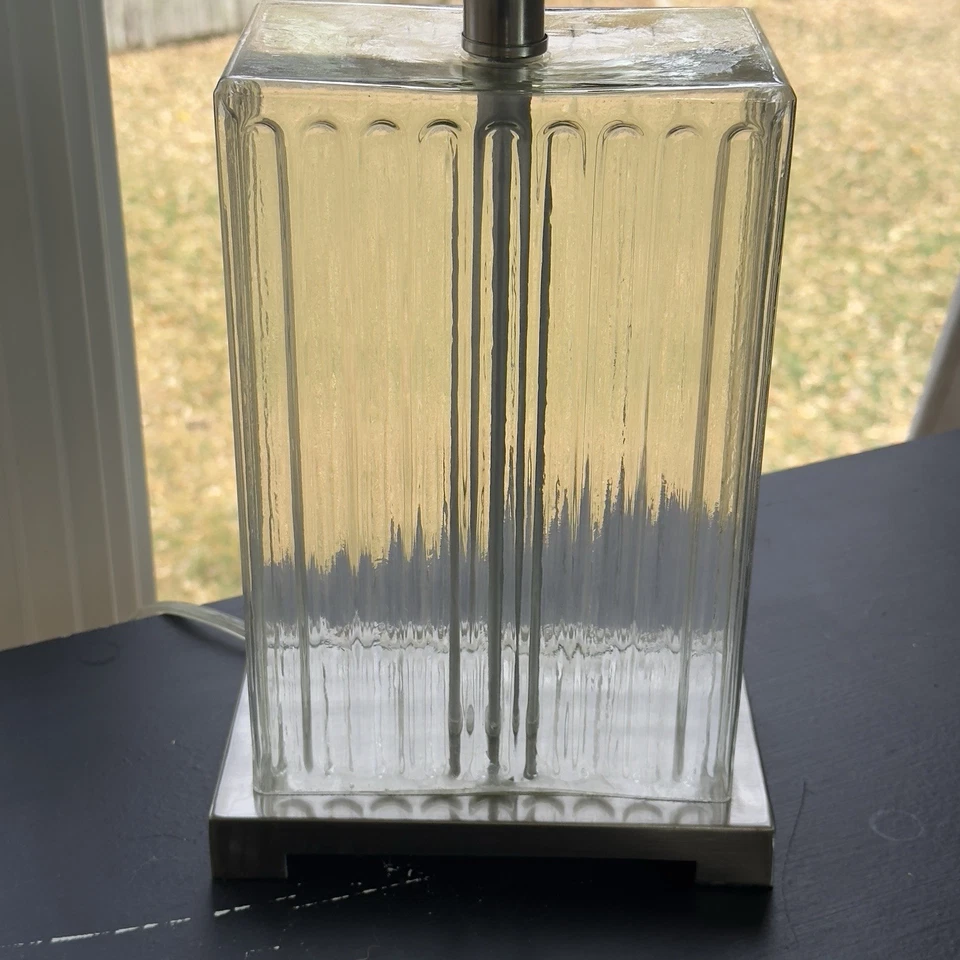 Par de Lámparas de Mesa de Vidrio Acanalado Base de Níquel Cepillado - Estilo de Iluminación Dimond Moderno Foto 3 de 4