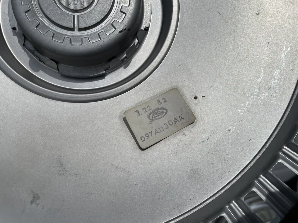 "Ford Courier 1979-82 tapacubos de 14"" 1 nos raro rojo/blanco/azul hermoso acero inoxidable". Foto 4 de 4