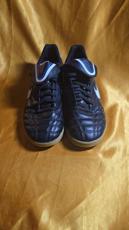 NIKE TIEMPO WOMENS LEATHER SNEAKERS SIZE 7 . GREAT COMFORT 