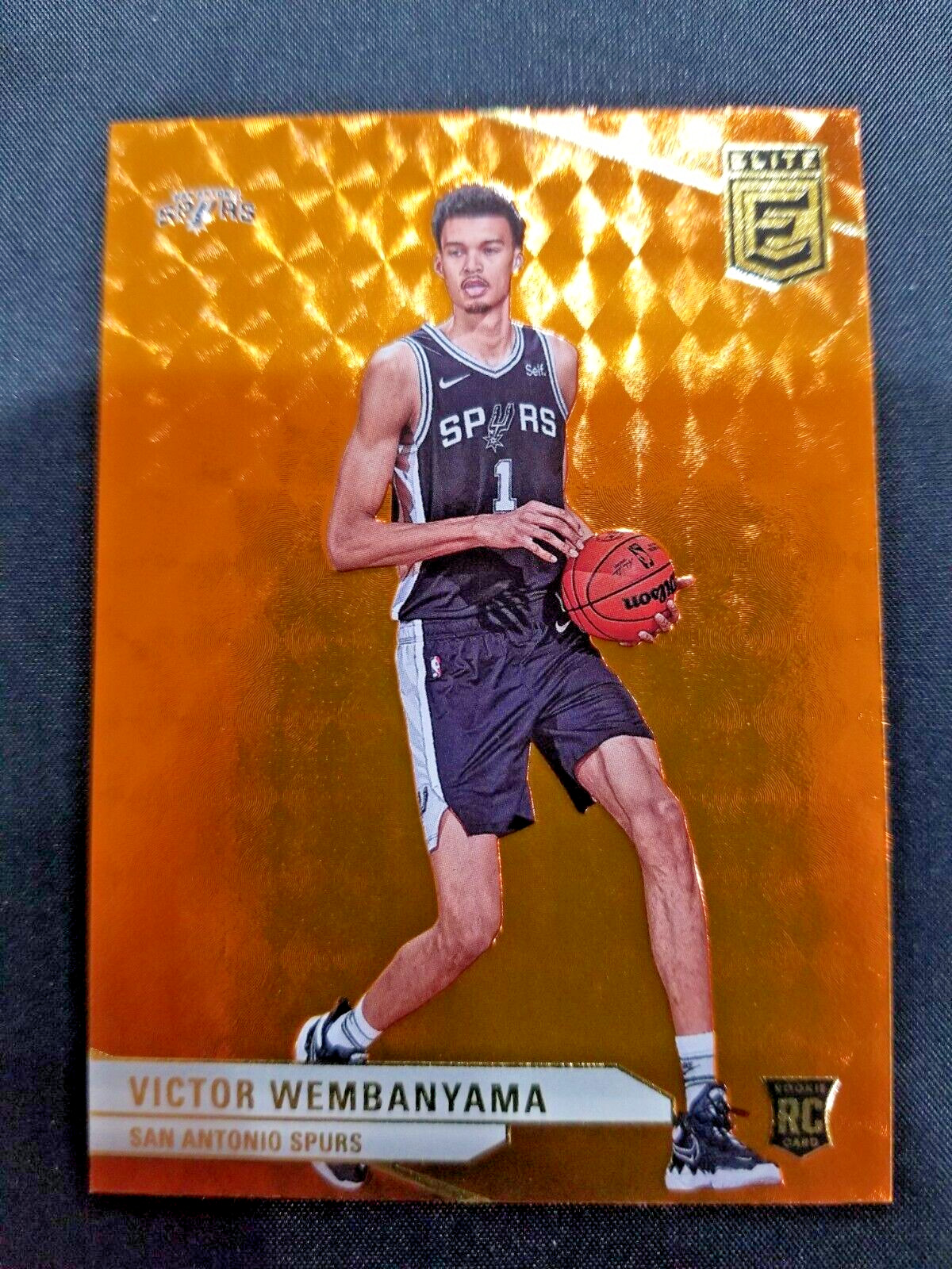2023/2024 VICTOR WEMBANYAMA ELITE (ORANGE) ROOKIE CARD #231 SAN ANTONIO SPURS