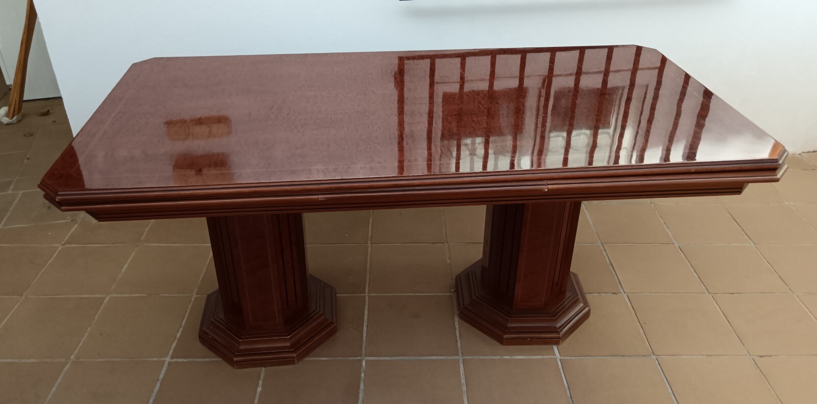 Mesa de comedor de madera con 4 sillas. En buen estado aunque