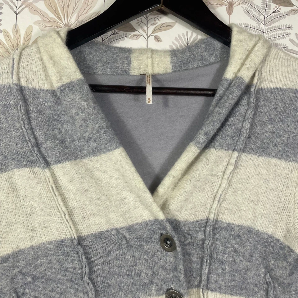 Cárdigan suéter con capucha gris blanco mediano Free People para mujer mezcla de lana a rayas Foto 2 de 4