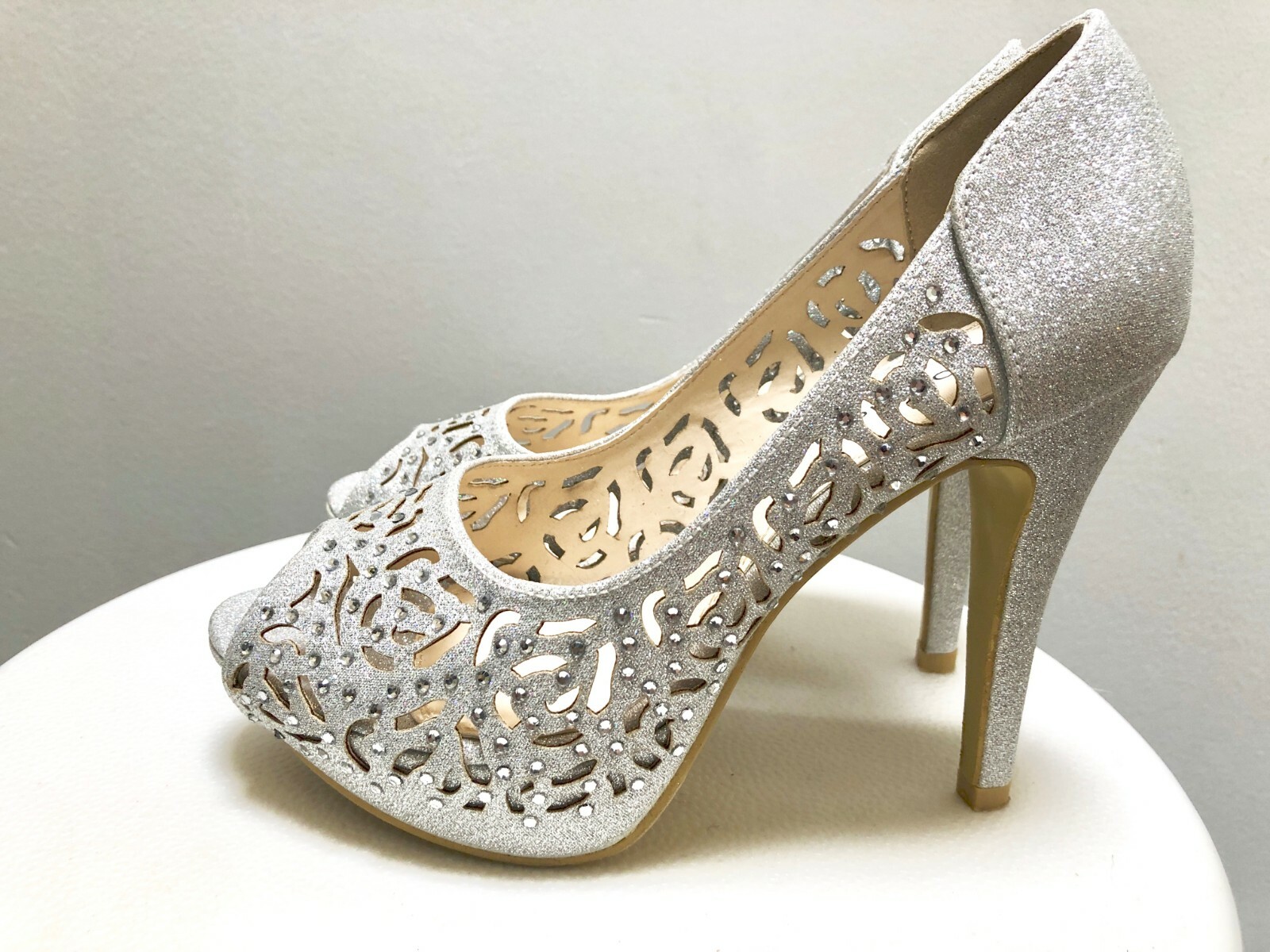 Silver Heels Top Moda Size 6 Great Condition Used Once COMB-10-image