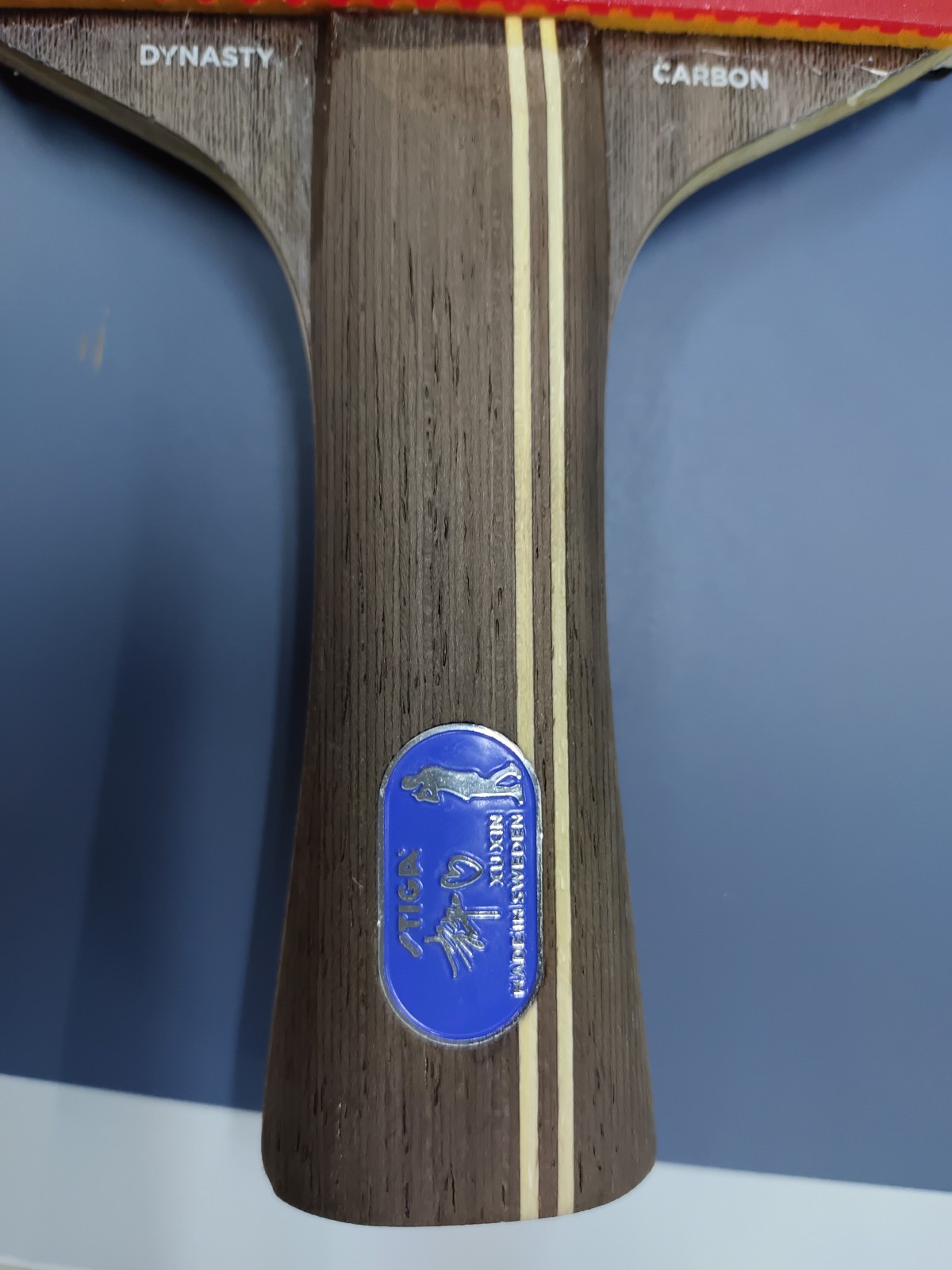 Stiga Dynasty Carbon Xu Xin Edition, Flared Griff und Yasaka RazkaZ Gummis