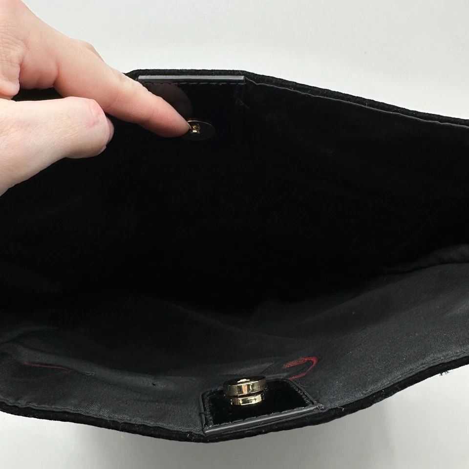 Bolso de hombro Good Girl Carolina Herrera para mujer negro terciopelo charol borde brillante Foto 4 de 4