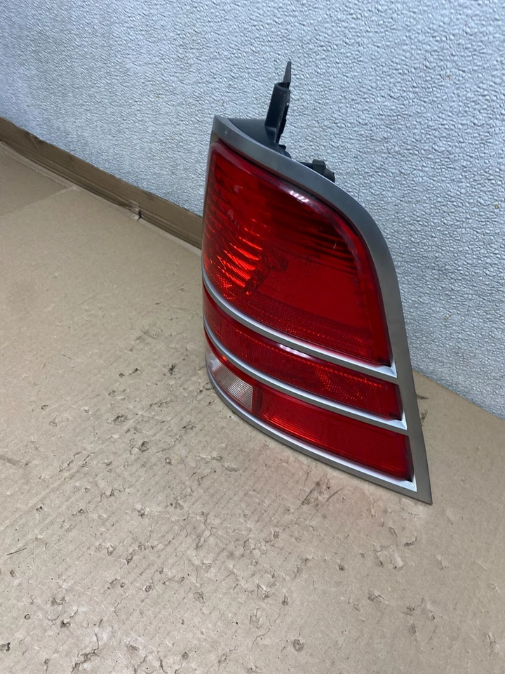 Оригинальный правосторонний задний фонарь для Mercury Monterey 2004–2007 годов выпуска под правую руку U1166 DW - Изображение 2 из 4