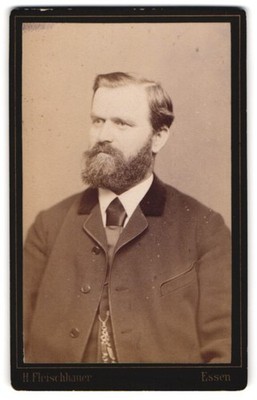 Fotografie H. Fleischhauer, Essen, Linden-Allee 43, Porträt eines Herren mit Ba 