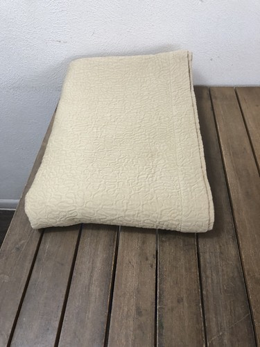Peacock Alley Emilia Tan Queen Size Coverlet Matelasse Bedspread 92x92" EUC - Picture 3 of 10