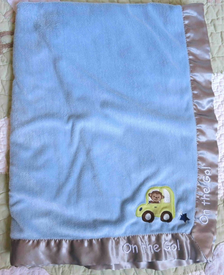 Child of Mine Blue On the Go Monkey carro estrela pelúcia com cobertor de cetim bebê menino em excelente estado usado - Imagem 2 de 4