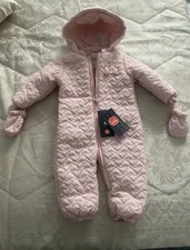 Zuckersüßer, gesteppter Baby-Overall in zartem Rosa