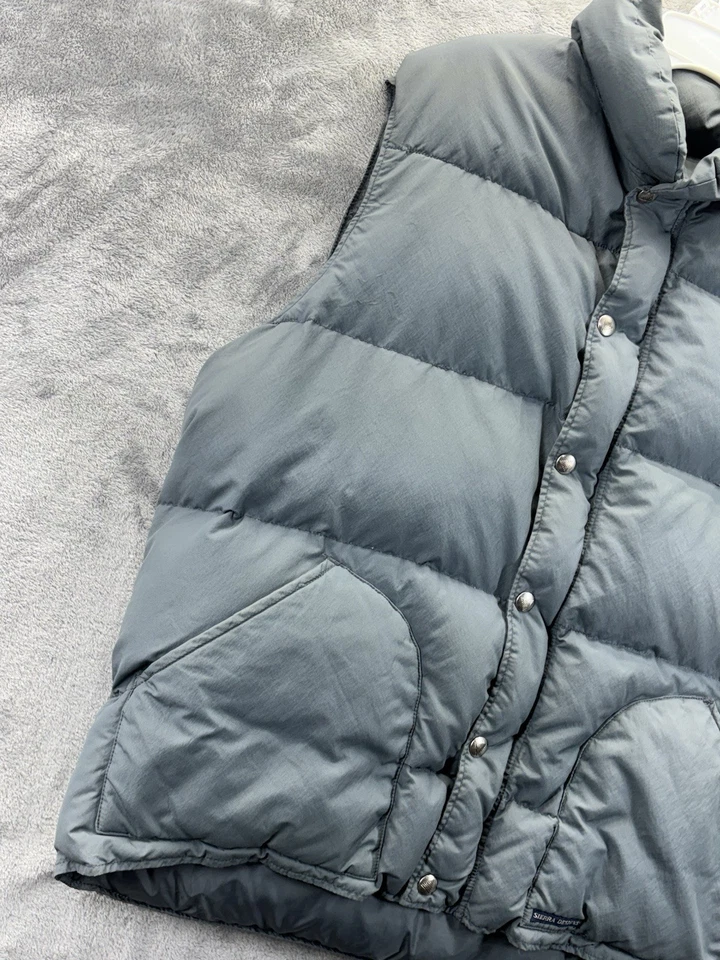 Chaleco acolchado acanalado de plumón de ganso Sierra Designs grande con cremallera completa a presión de colección Foto 2 de 4