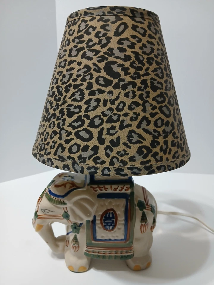 Esta es una lámpara de elefante de cerámica con una pantalla de lámpara con estampado de leopardo decoración del hogar regalo Foto 4 de 4