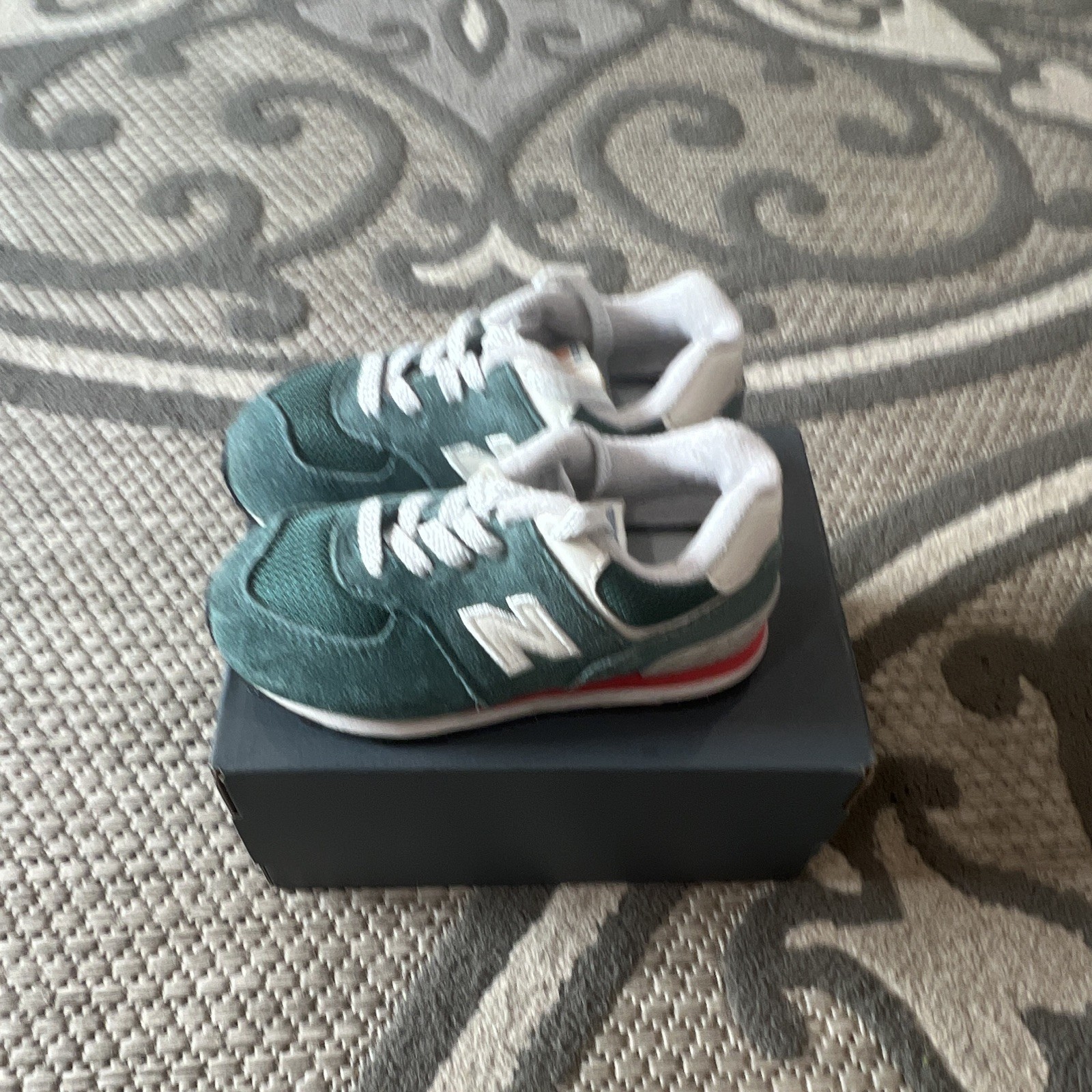 New Balance 574 Unisex Kids 7 Green/White Suede Lace-Up Low Top Sneaker