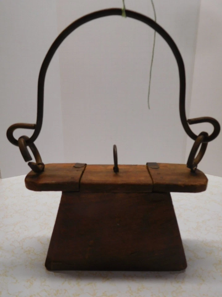 ¡FUEGO! Polesero de madera antiguo primitivo con herrajes de metal pesado y compensación media Foto 2 de 4