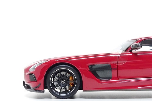 Minichamps 1:18 Mercedes-Benz SLS AMG Black Series in Mars Red - Picture 9 of 13