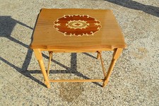 Tavolino intarsiato in ciliegio