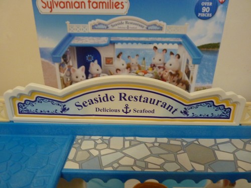 SYLVANIAN FAMILY RISTORANTE SUL MARE CON TANTI ACCESSORI E FIGURINE IN SCATOLA - Foto 11 di 22