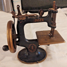 Antigua máquina de coser original rara cantante modelo infantil juguete a pequeña escala