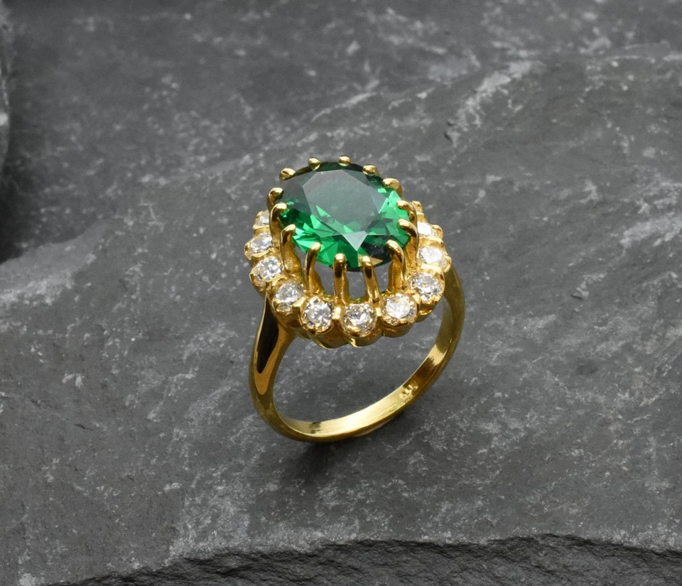 Anillo de compromiso de diamantes y esmeraldas naturales de corte ovalado de 5,00 quilates de oro amarillo de 14 quilates talla 8 Foto 3 de 4