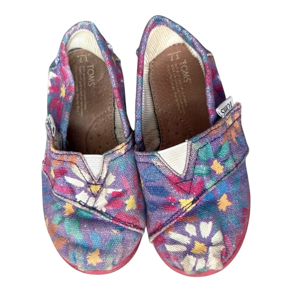 Sapatos rasos TOMS infantil feminino tamanho 7 T estampa floral lona parte superior baixa - Imagem 2 de 4