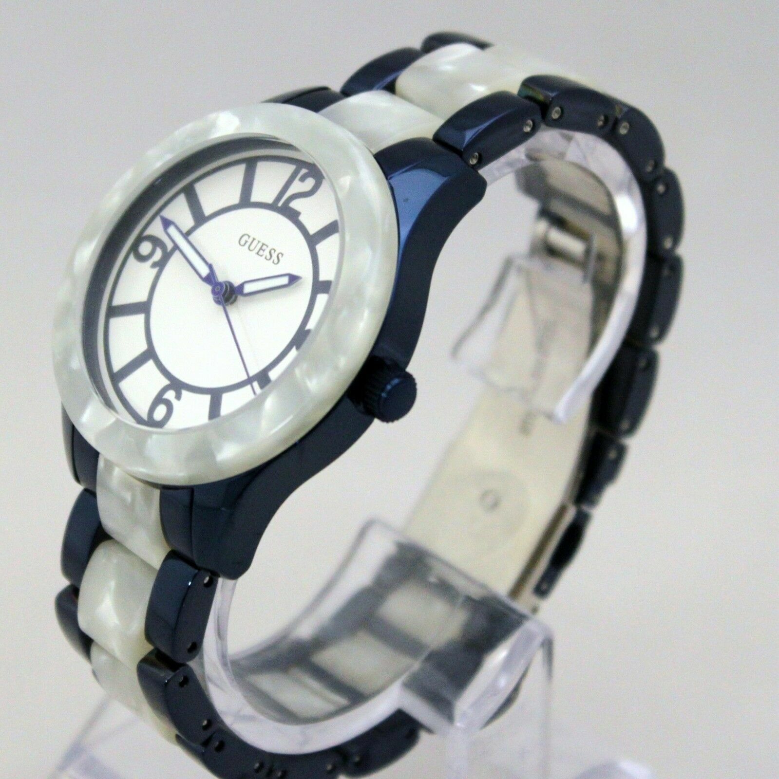 Montre GUESS en céramique et nacre : l'idée cadeau d'exception pour femme