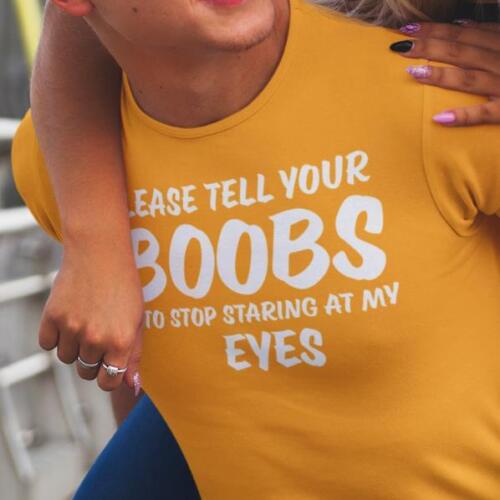 PLEASE TELL YOUR BOOBS TO STOP STARING AT MY EYES - Divertida Camiseta para Hombre - Imagen 20 de 29