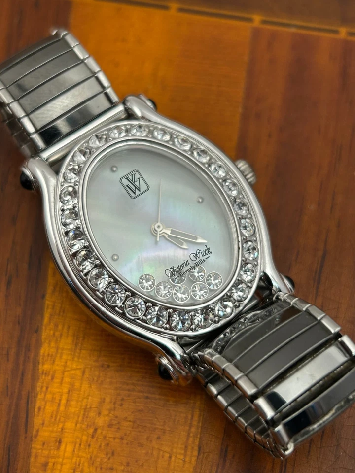 Reloj para mujer Victoria Wieck bisel de cristal esfera de cristal flotante batería nueva Foto 2 de 4