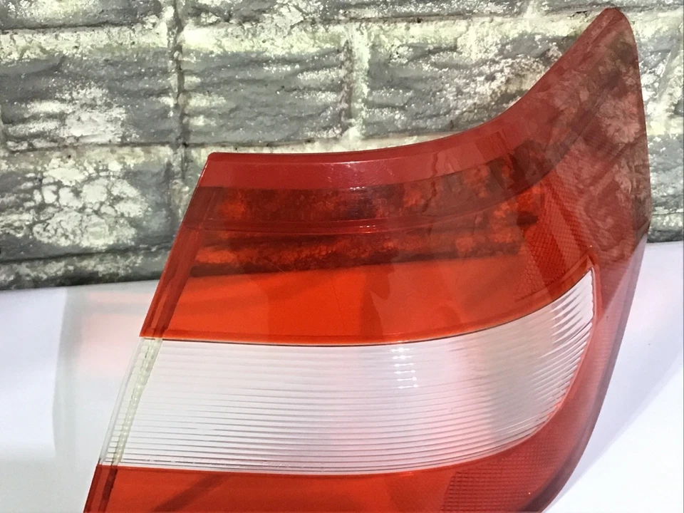 Lincoln Zephyr 2006-2009, MKZ luz trasera cubierta de lente derecha (lado del pasajero) OEM. Foto 2 de 4