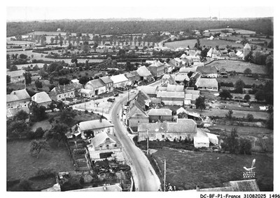 DC-BFP1-0749-59 - By plane over FERON - The National Road and the Kiosk