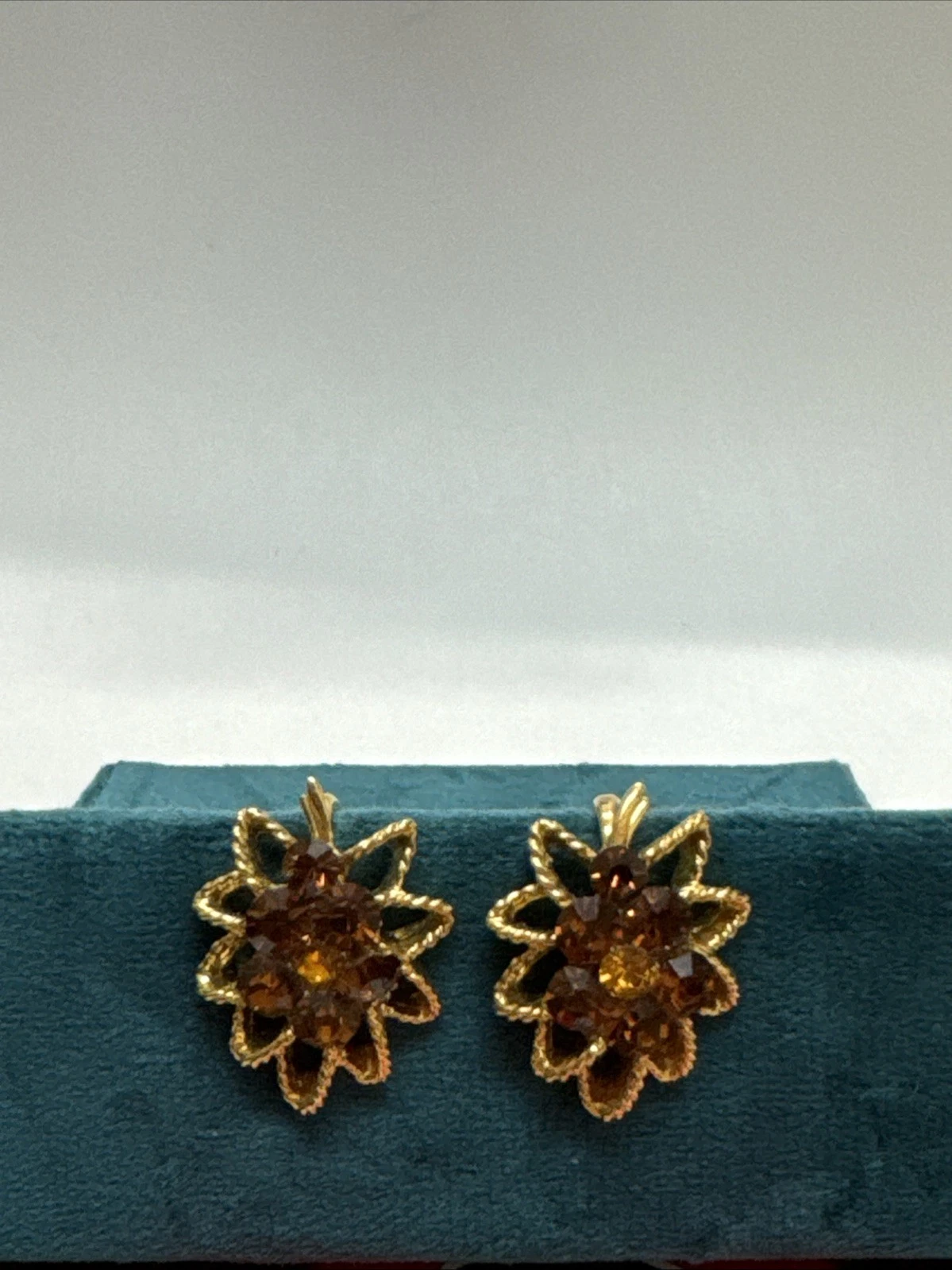 Boucle d’oreille dorée vintage avec strass ambre
