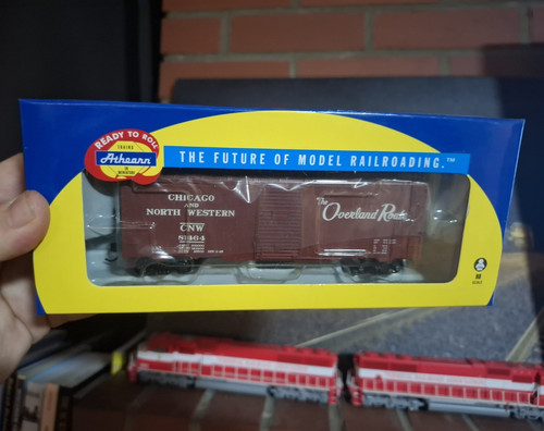 Nuevo de Lote Antiguo Athearn HO Chicago & North Western 40' Youngstown Door Boxcar - CNW #81464 | Condition: New