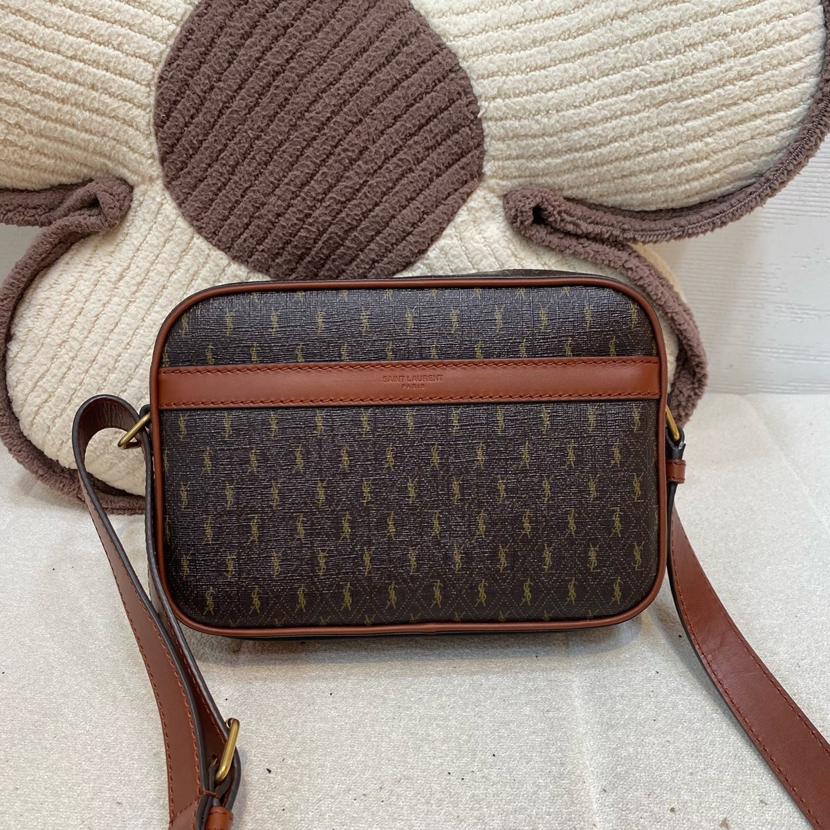 YSL【SAINT LAURENT】モノグラム　カメラバッグ　ショルダーバック YSL Saint Laurent Le Monogramme Coated Canvas Camera Bag Crossbody