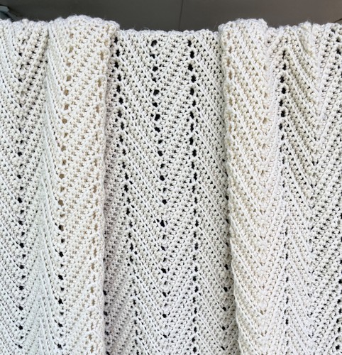 Homemade Cream Crocheted Chevron Blanket 46” by 72” Vtg Fringe Scalloped Edges - Foto 8 di 12
