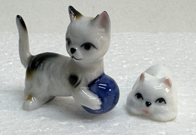 Miniature Cat Kitten Figurines Ball Playing Bug House Tiny small - Damage