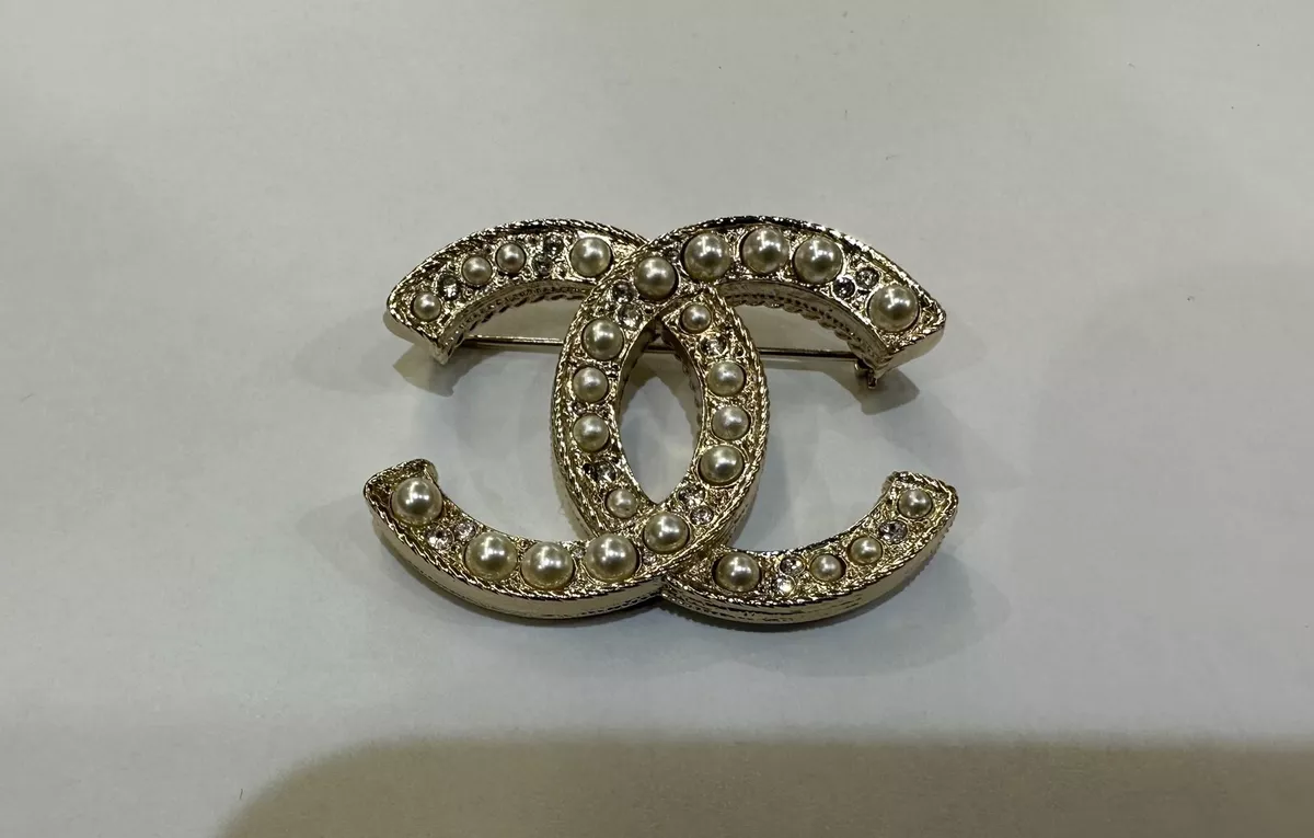 CHANEL CC Gold Color and Pearl Brooch Pin (B19 C) - Made in Italy