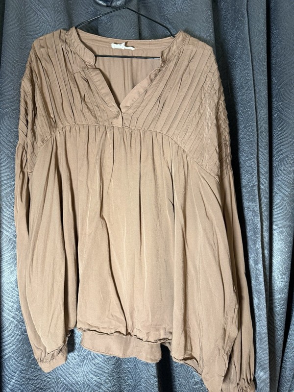 Brown  Pleted Flowy Top By Eye:some Size l