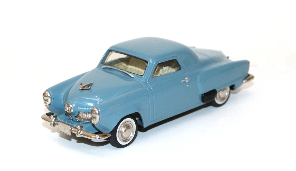 43rd Avenue AA1 1951 Studebaker Champion cupé 1:43 sin usar, en caja metal blanco azul Foto 2 de 4